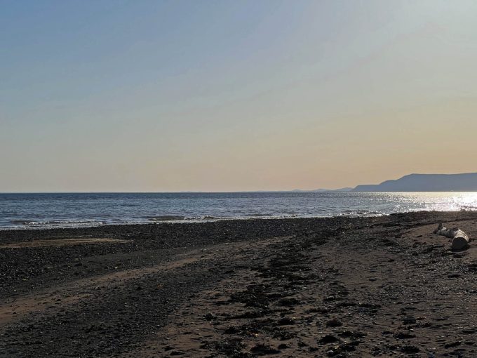 Coup d'œil à l'ouest sur la plage à Ubé.