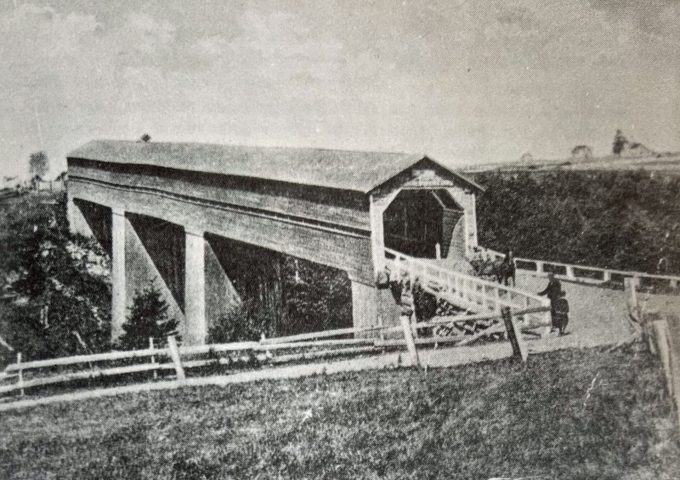 Ancien pont (Kelly) surplombant le ruisseau Leblanc.